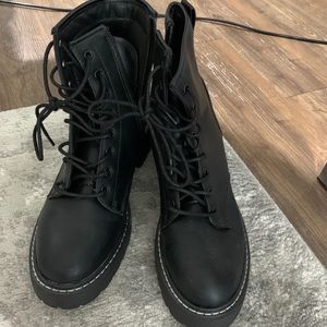 Madden Girl, Women’s 8.5 Black Boots, only worn once, great condition